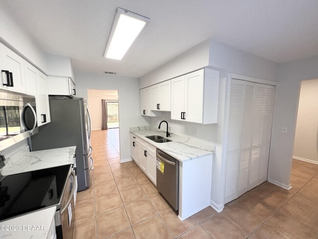 Building Photo - 9 Lakewood Park