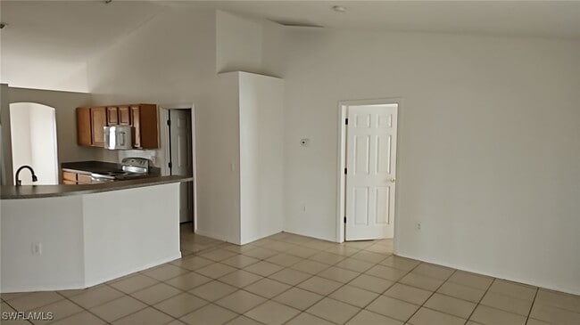 Building Photo - 832 Palomino St E