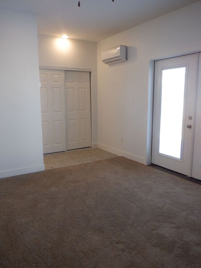 Building Photo - 3 Bed 2 bath with 2 car attached garage