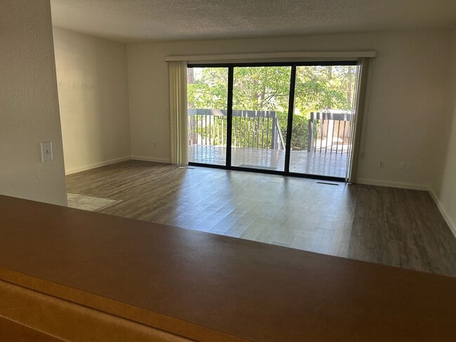 Building Photo - Kingsbury Greens HOA 2 bedroom 1 1/2 bath in Alta Sierra