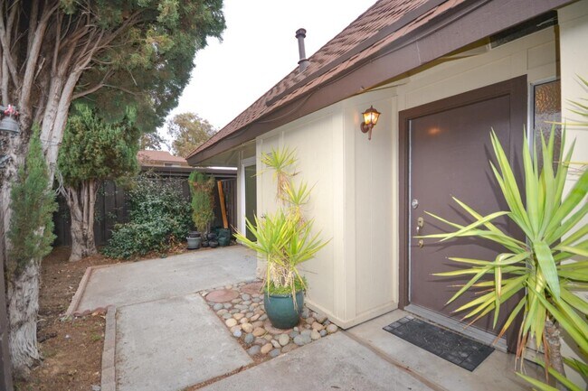 Building Photo - 5013 Pine Tree Terrace