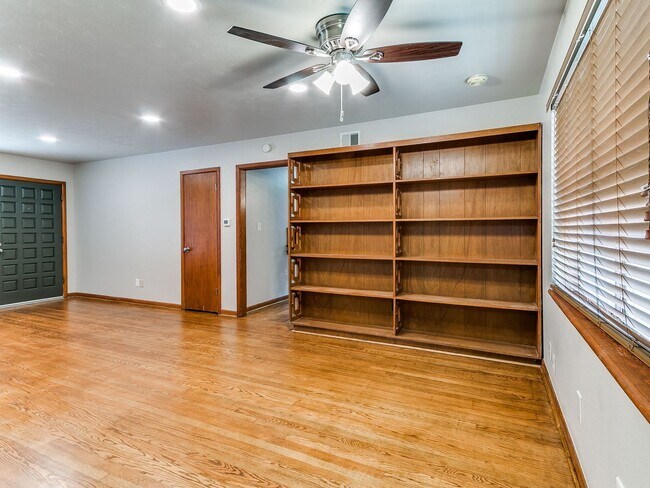 Building Photo - 721 E Bouse Dr