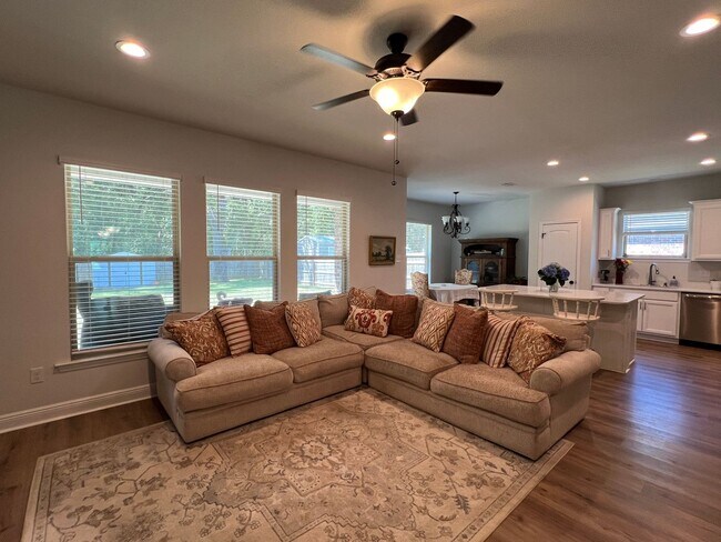 Building Photo - Exceptional 4 Bedroom in Milton