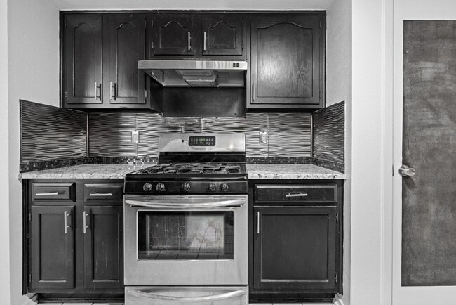 Building Photo - Happiness on Harcourt!