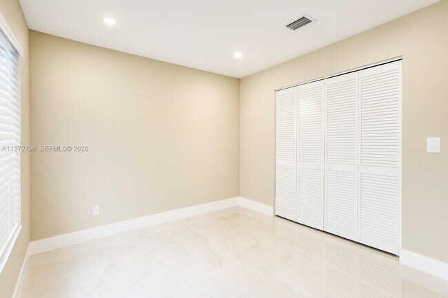 Building Photo - 1399 NE 38th St