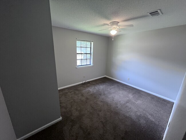 Building Photo - 215 Berkshire Cir