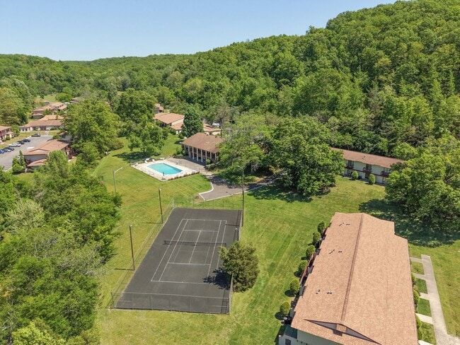 Building Photo - Discover the most affordable home in Belle Forest, located in Nashville's highly coveted 37221 zi...