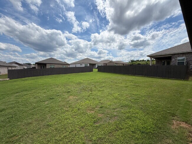 Building Photo - "Charming 3-Bedroom Retreat with Granite Elegance in Huntsville!"