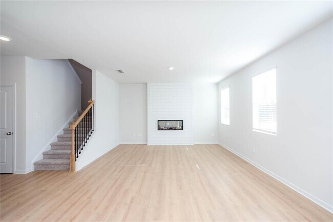 Building Photo - 242 Lookout Dr