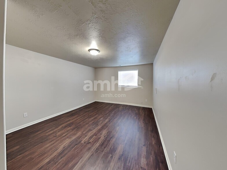 Building Photo - 32 E 2200 S