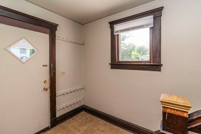 Building Photo - 831 Brookwood Pl