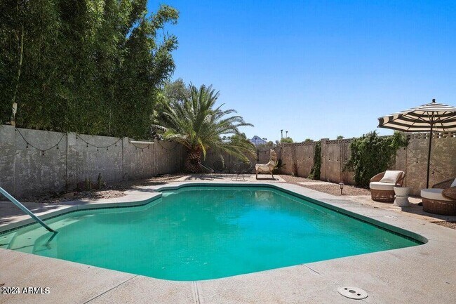 Building Photo - 3915 E Larkspur Dr
