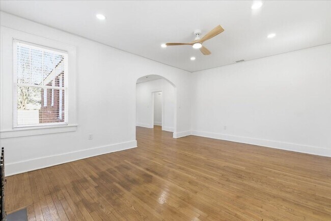 Building Photo - Move-In Ready 3BR/1.5BA Home with Private Backyard