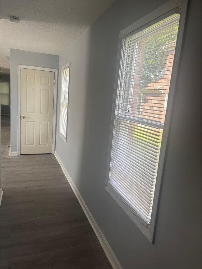 Building Photo - Spacious bedroom House in the Heart of Por...