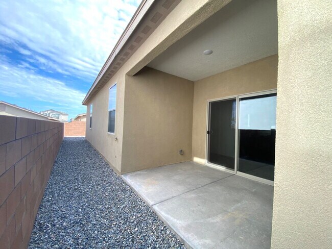 Building Photo - MUST SEE 3BR/2Bath