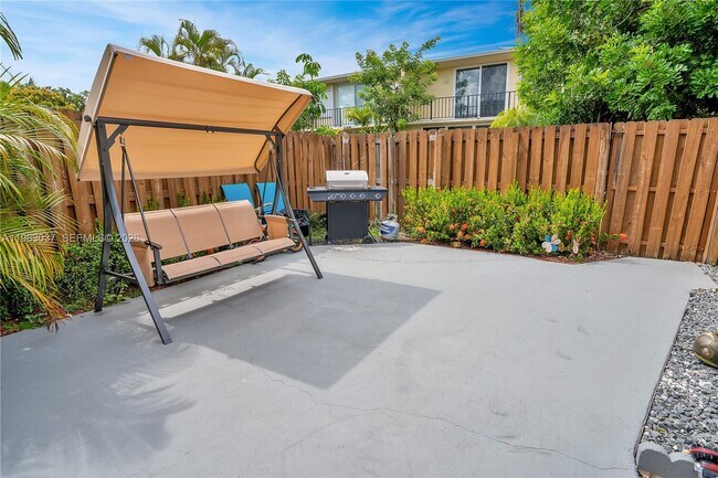 Building Photo - 2421 NE 10th St