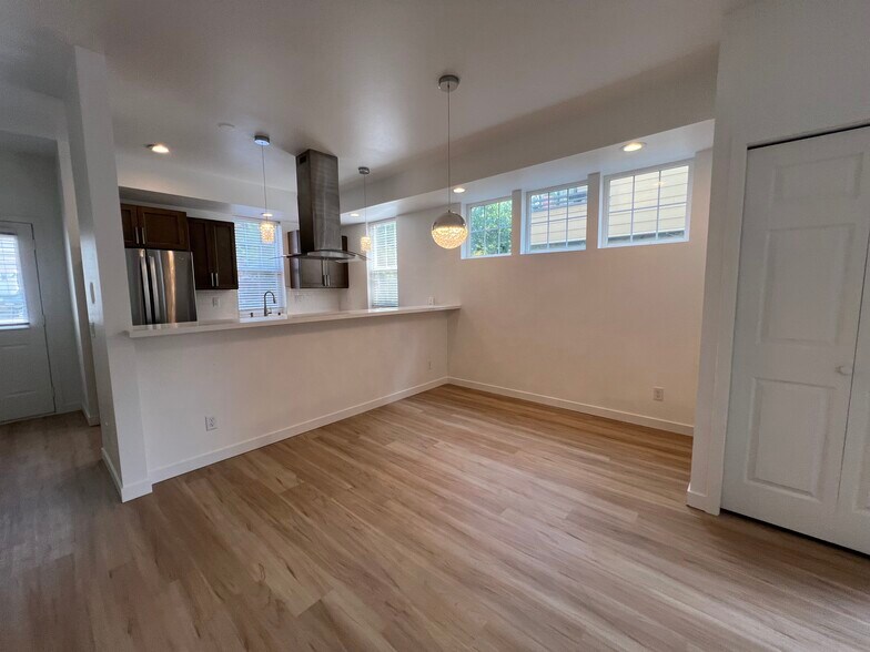 Building Photo - 5621 Fauntleroy Way SW