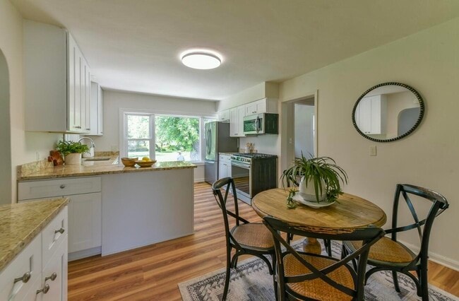 Building Photo - 402 E Calumet Rd