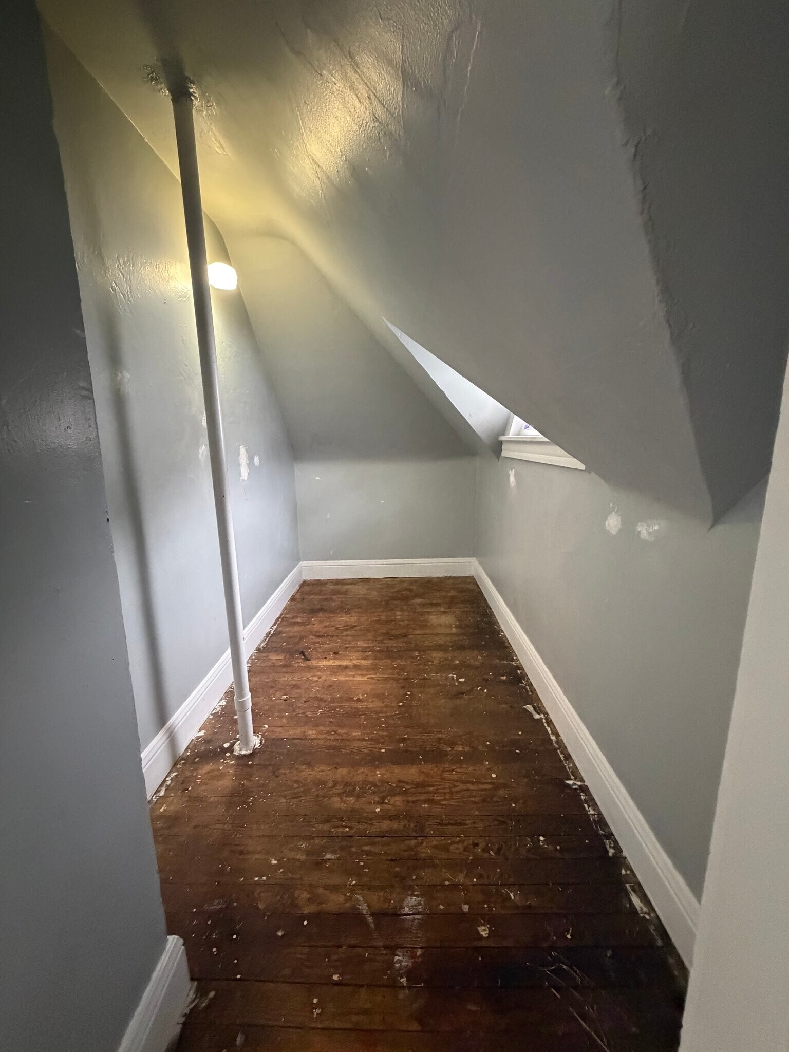 Building Photo - 616 W 6th St