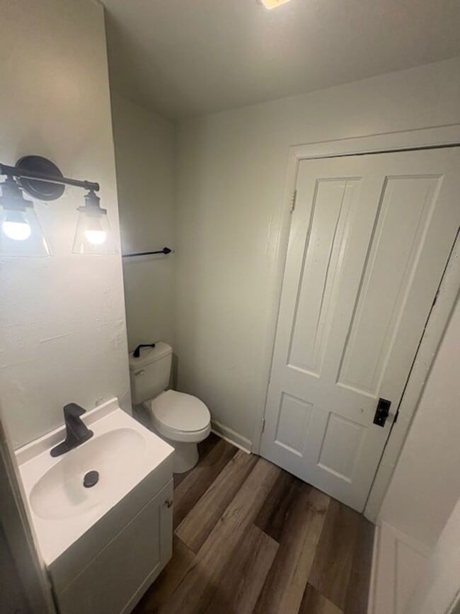 Building Photo - 723 W Armstrong Ave