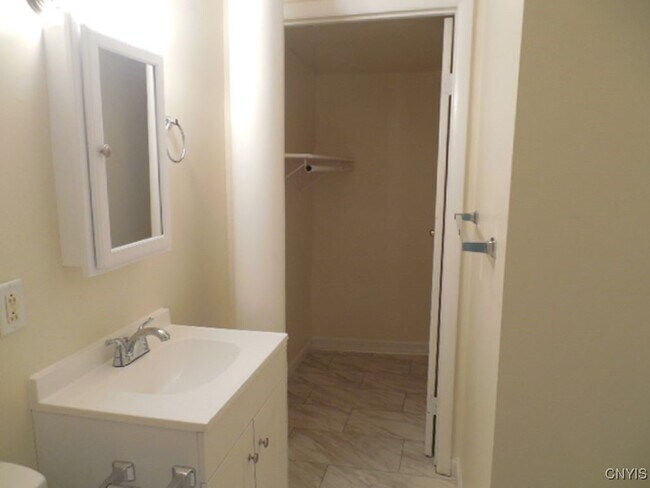 Building Photo - 835 Ann St