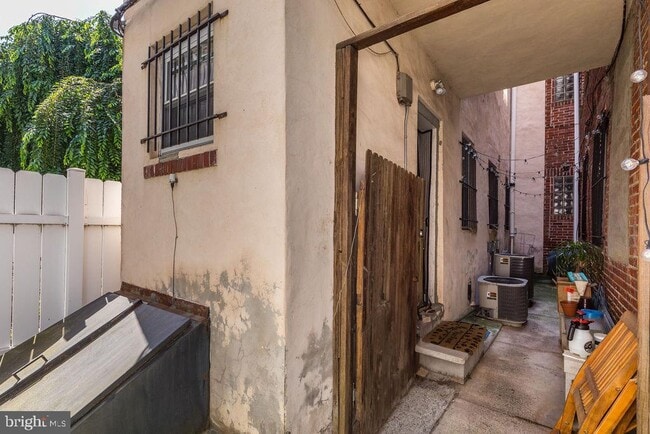 Building Photo - 1815 Bainbridge St