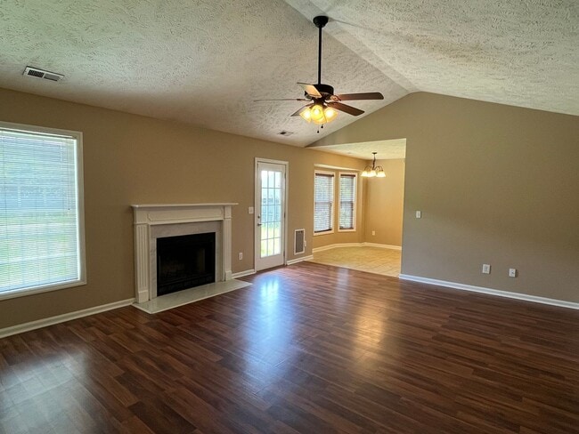 Building Photo - 3 Bed, 2 Bath Home on Corner Lot in Raeford