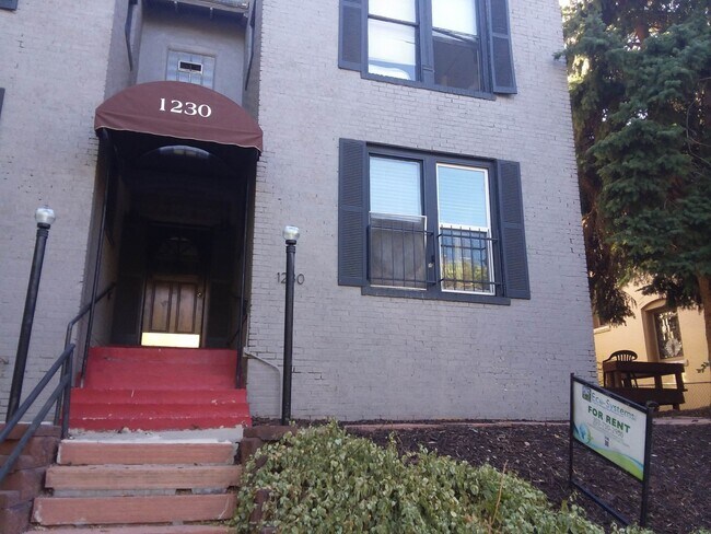Building Photo - Cap Hil Adorable 1 Bedroom Available Now!