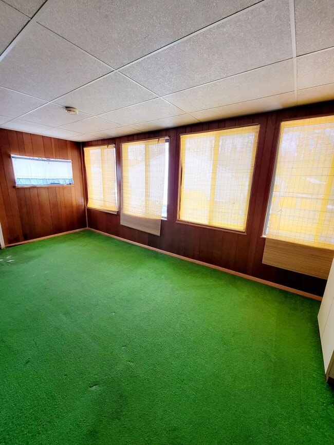 Building Photo - Amazing 4 bedroom with 2 kitchens and Livi...