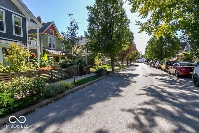 Building Photo - Sweet Spacious Townhome With Finished Base...