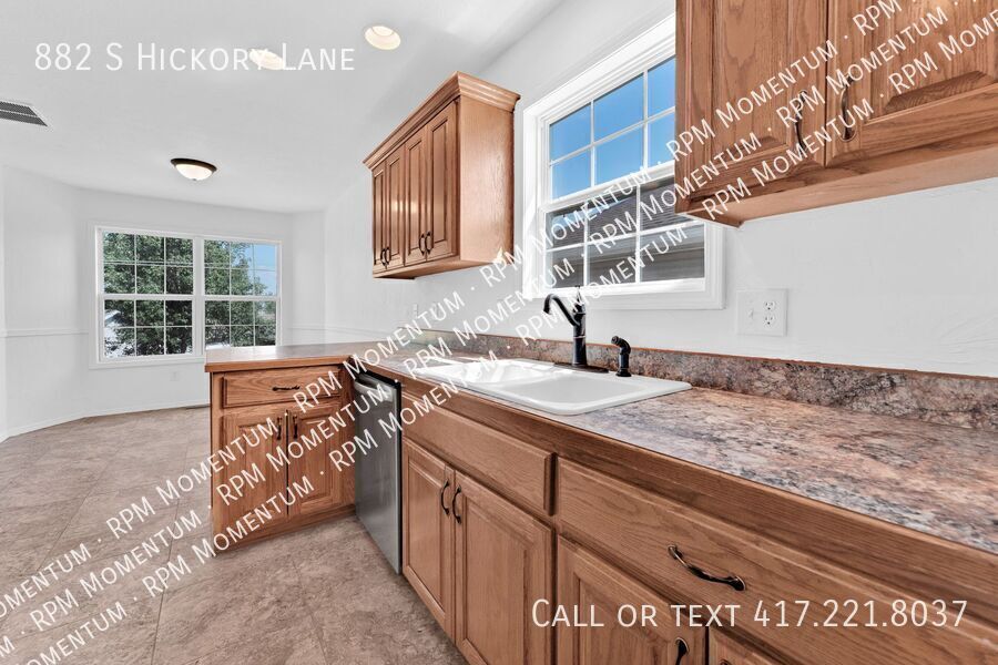 Building Photo - 882 S Hickory Ln