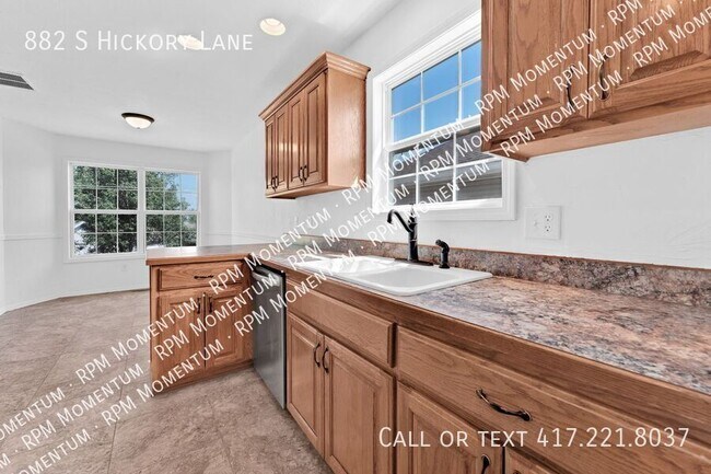 Building Photo - 882 S Hickory Ln