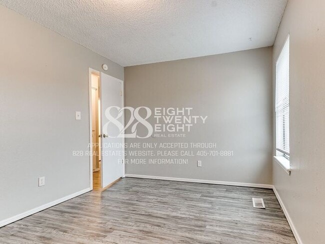 Building Photo - Now Touring & Available for Move in! 3 Bed/1.5 Bath Duplex in West Norman!