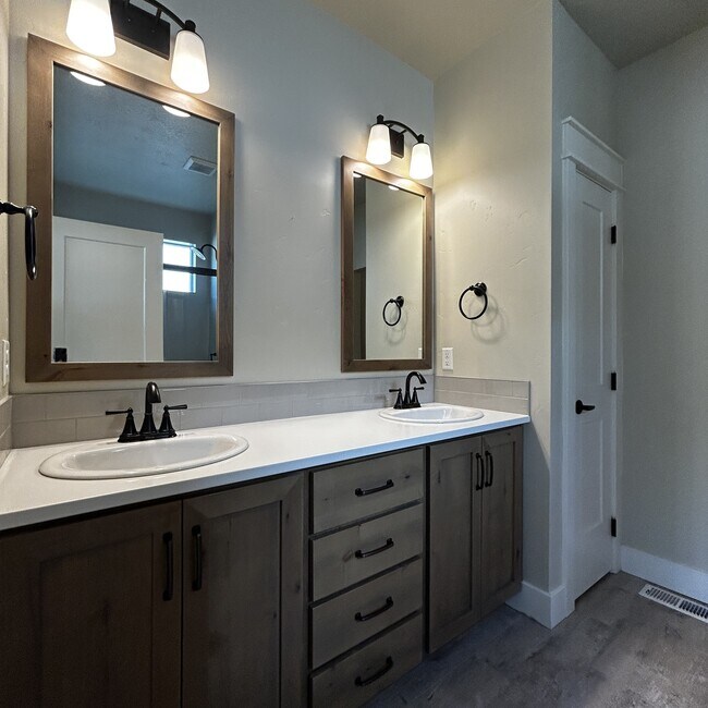 Building Photo - 3440 E Girdner Dr