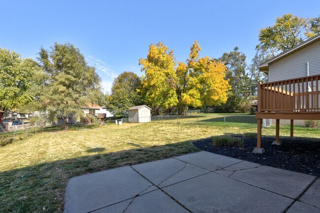 Building Photo - Large home in quiet neighborhood