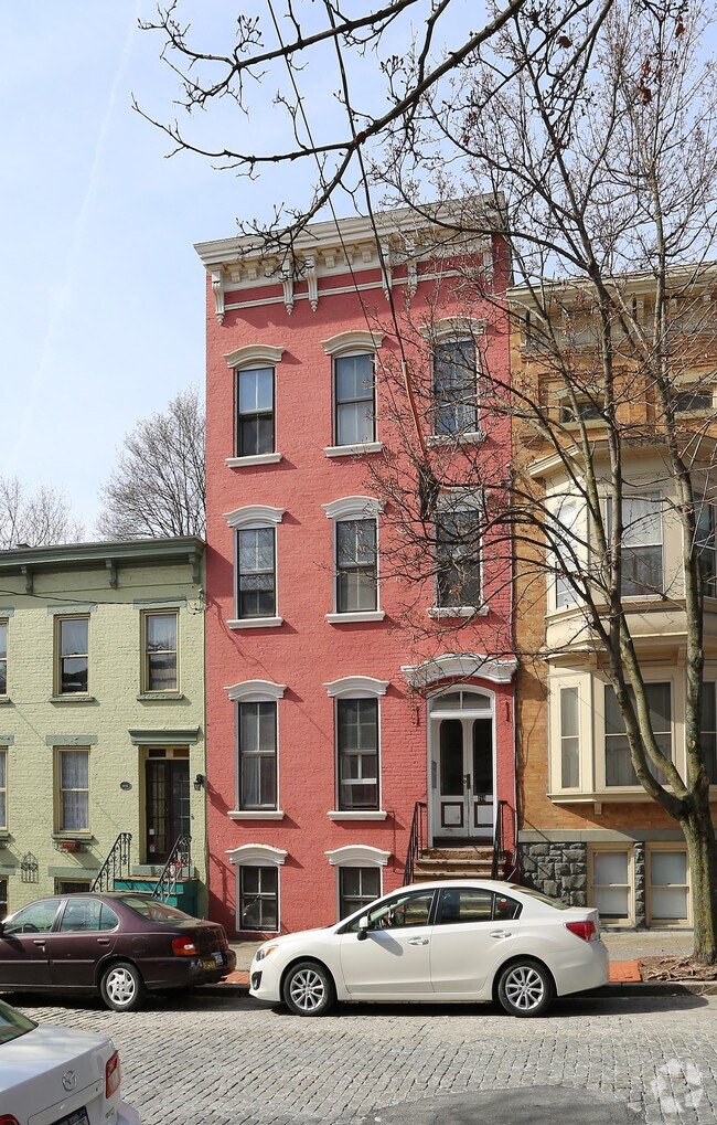 Primary Photo - 214 Jay St