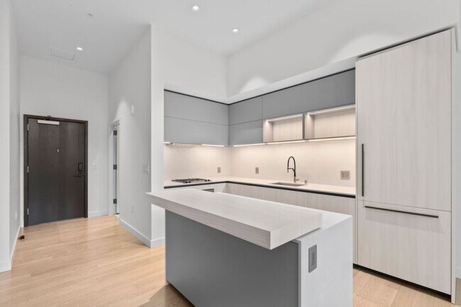 Building Photo - Luxury Executive Condo w/AC in the Heart o...