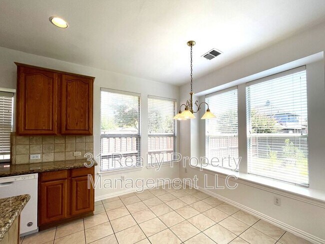 Building Photo - 4400 Avebury Dr