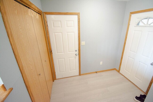 Building Photo - Pristine, Bright, and Move-In Ready in SW Rochester!