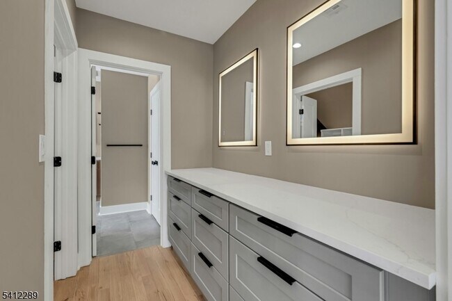 Building Photo - 49 Park Ave