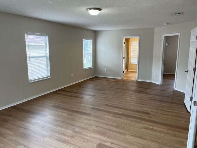 Building Photo - Single family home with lawncare included