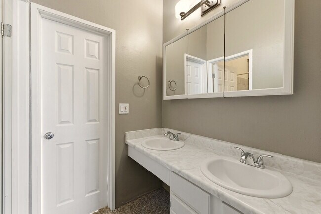 Building Photo - Charming 3 Bedroom Townhomes at Rockrimmon