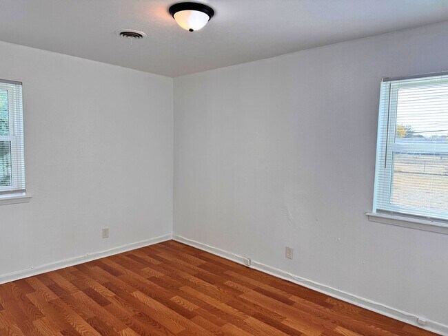 Building Photo - 3 Bed 1.5 Bath Home Close to Sheppard AFB!