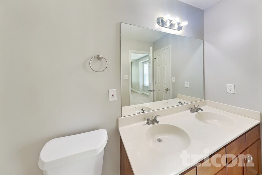 Building Photo - 13706 Traherne Ct