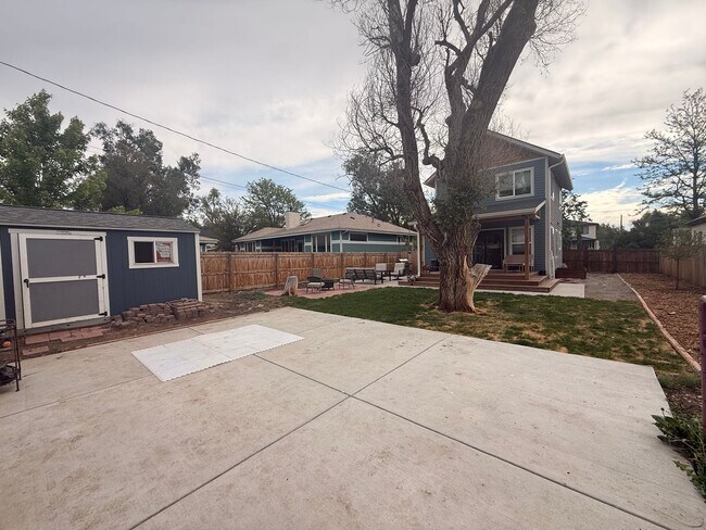 Building Photo - Spacious 4-Bedroom Home in the Heart of Edgewater