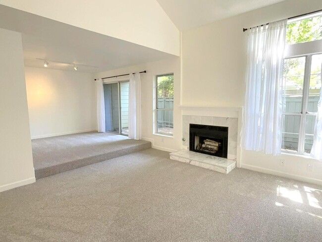 Building Photo - Wonderful Townhome In Walnut Creek Near He...