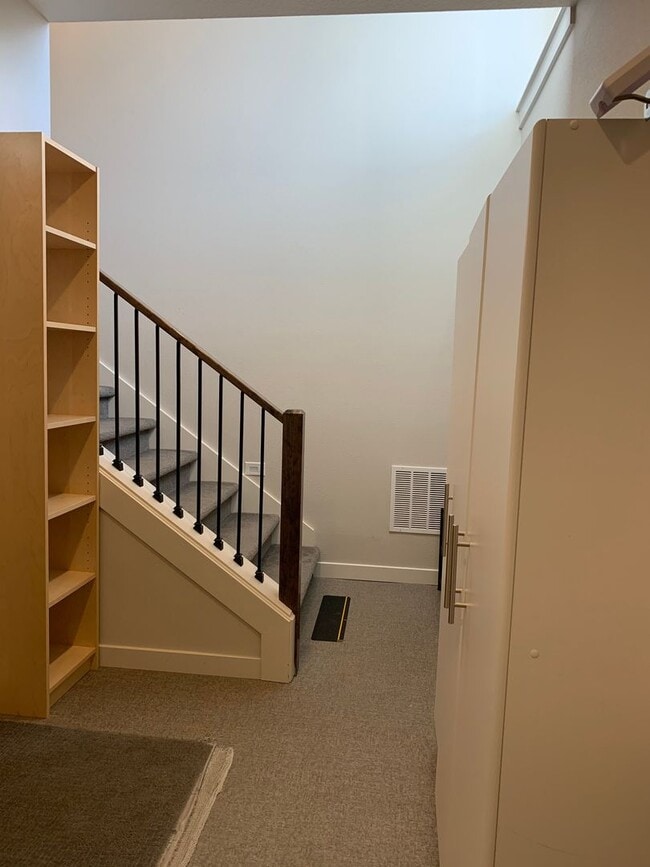 Building Photo - Beautiful Newly Custom Built Home! Vaulted Ceilings! Partially Furnished! Open Floor Plan!