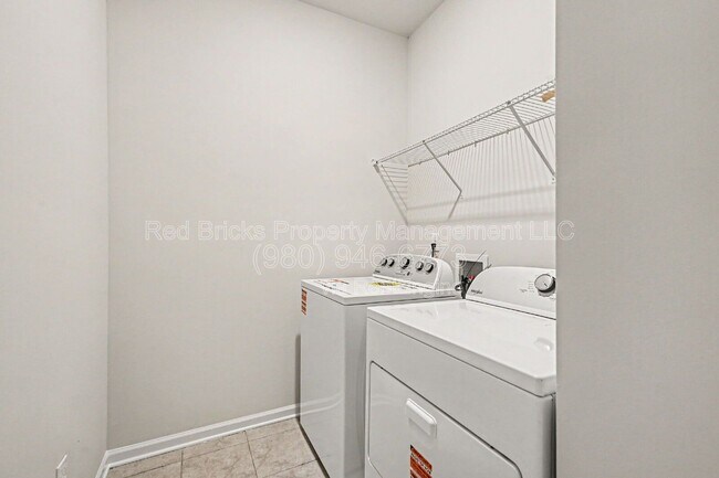 Building Photo - 8009 Whitegrove Rd