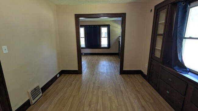 Building Photo - Spacious 4-bedroom, 1.5-bath home in Akron