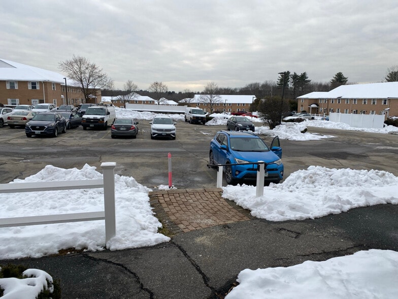 Building Photo - 105 Elmwood Dr